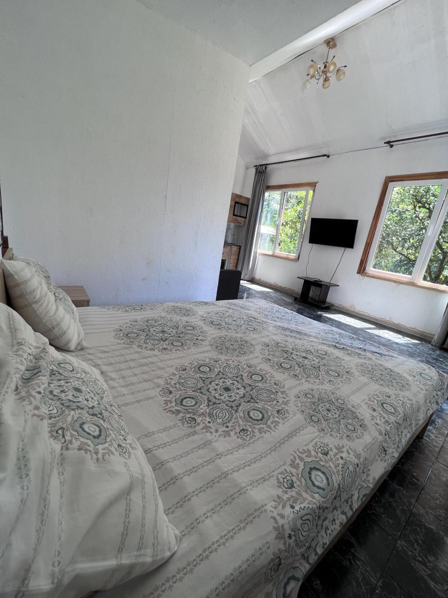 V Gostiakh U Maii Hotel กากรา ภายนอก รูปภาพ